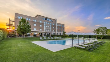 Kolam renang terbuka bermusim