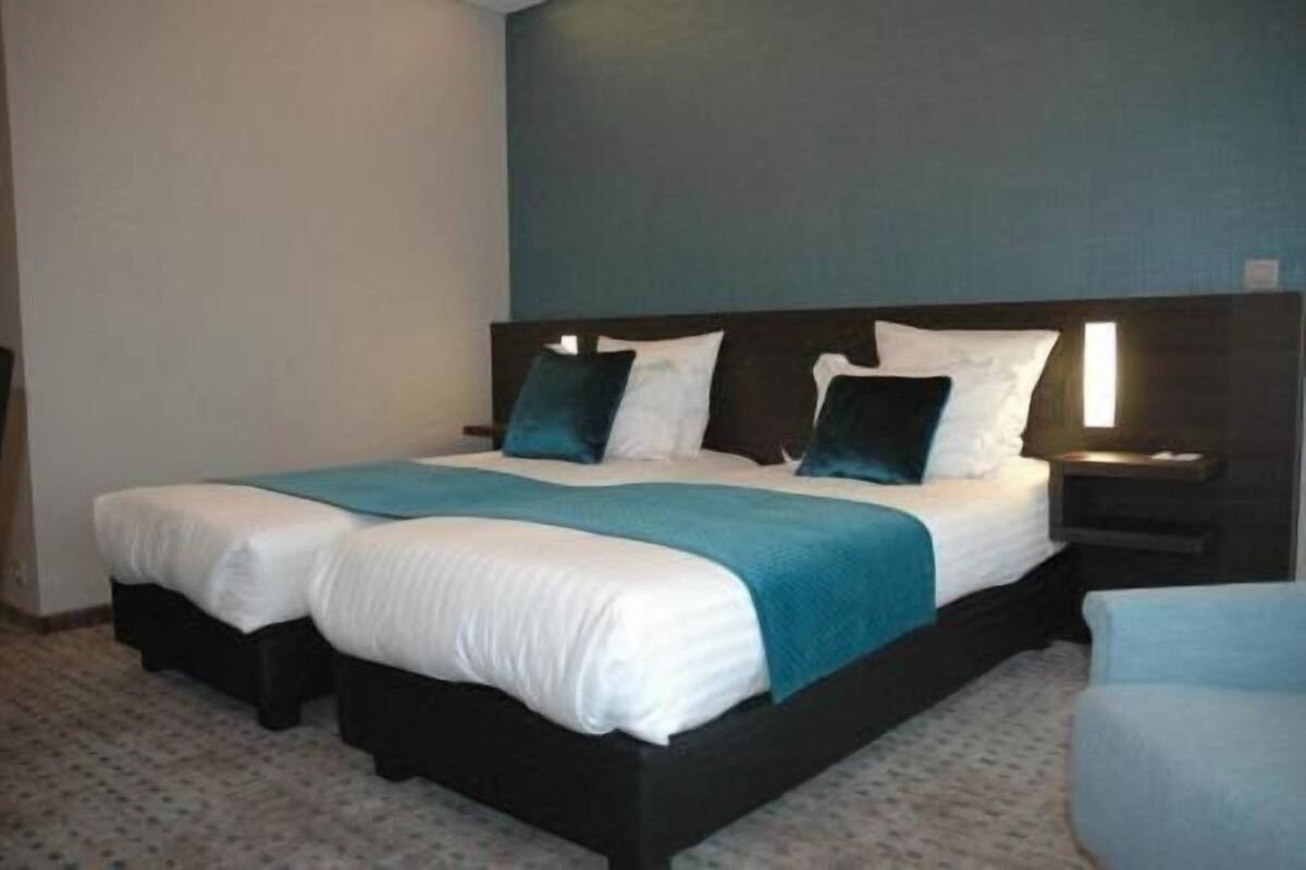 Ropa de cama de alta calidad, minibar, caja fuerte y escritorio