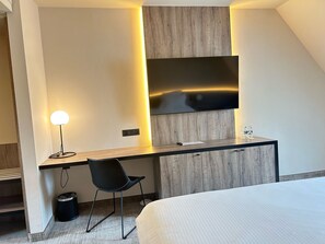 Bộ đồ giường cao cấp, minibar, két bảo mật tại phòng 