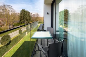 Ylelliset vuodevaatteet, minibaari, tallelokero huoneessa