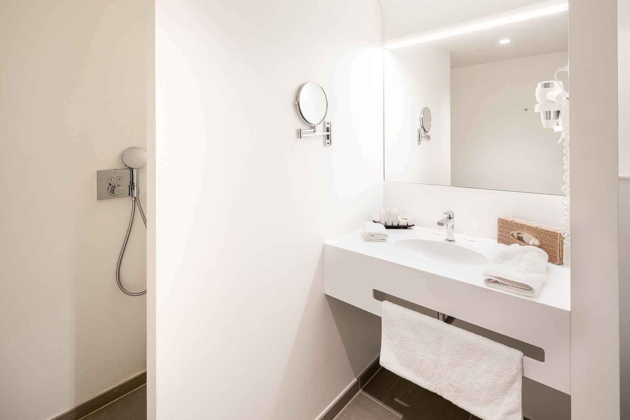 rainfall showerhead, free toiletries, hair dryer