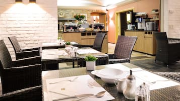 Se ofrece un desayuno continental todos los días (25 EUR por persona)