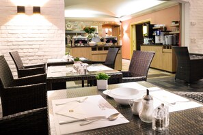 Daily continental breakfast (EUR 25 per person)