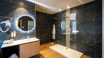 Suite, bijgebouw | Badkamer | Een haardroger, badjassen, pantoffels, handdoeken