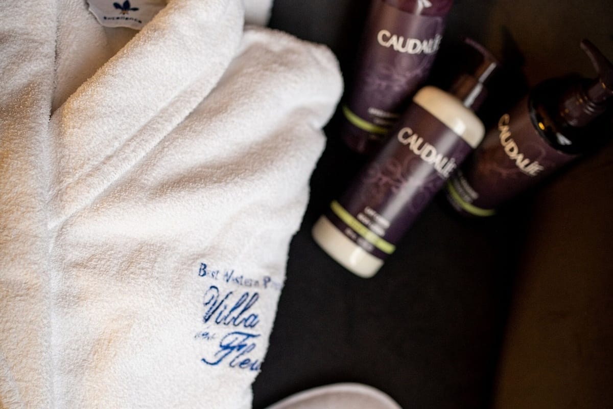 Superior Tek Büyük Yataklı Oda | Banyo imkân ve özellikleri | Saç kurutma makinesi, bornoz, terlik, havlu