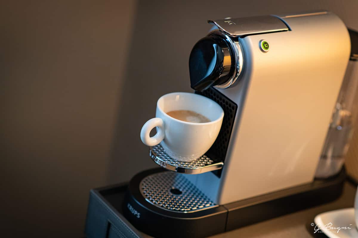 Minibar, odada kasa, ayrı ayrı dekore edilmiş, masa