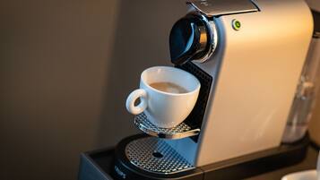 Een koffiezetapparaat met een kop koffie op de opvangbak.