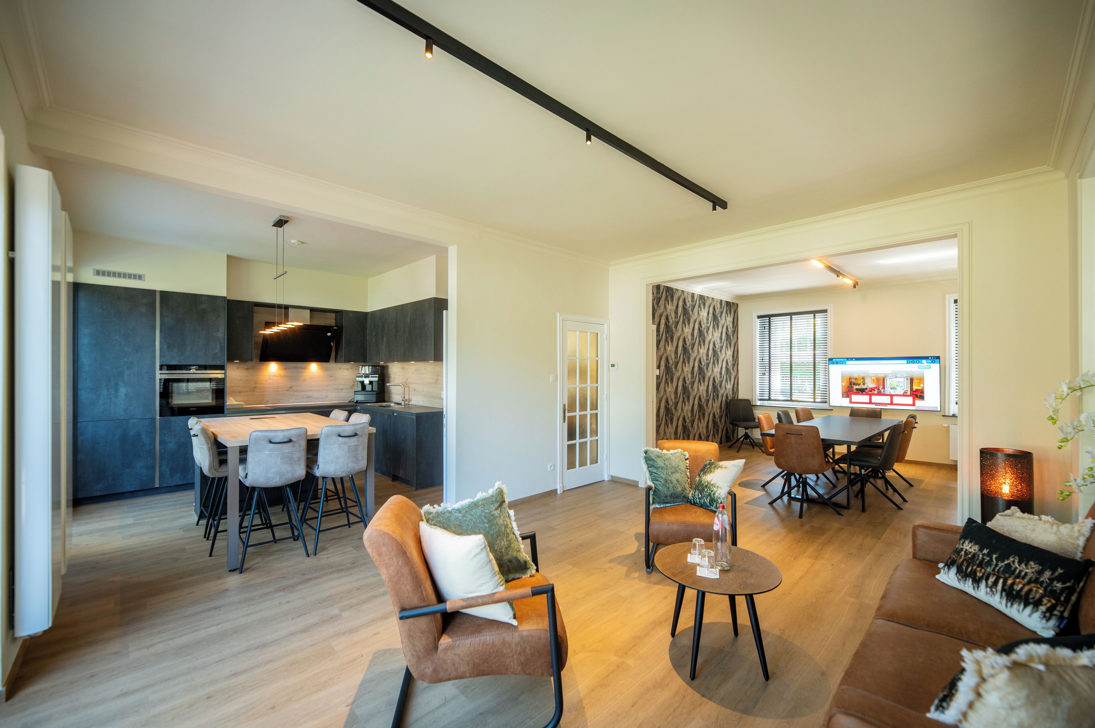 Un espacio habitable moderno y abierto con cocina, comedor y zona de estar.