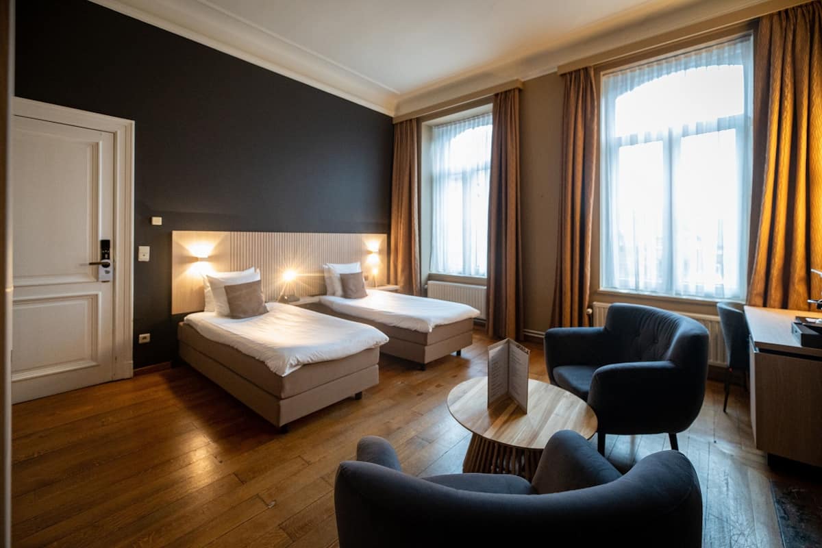 Superior Tek Büyük Yataklı Oda | Minibar, odada kasa, ayrı ayrı dekore edilmiş, masa