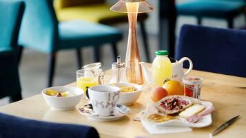 Petit déjeuner buffet (16.90 EUR par personne)