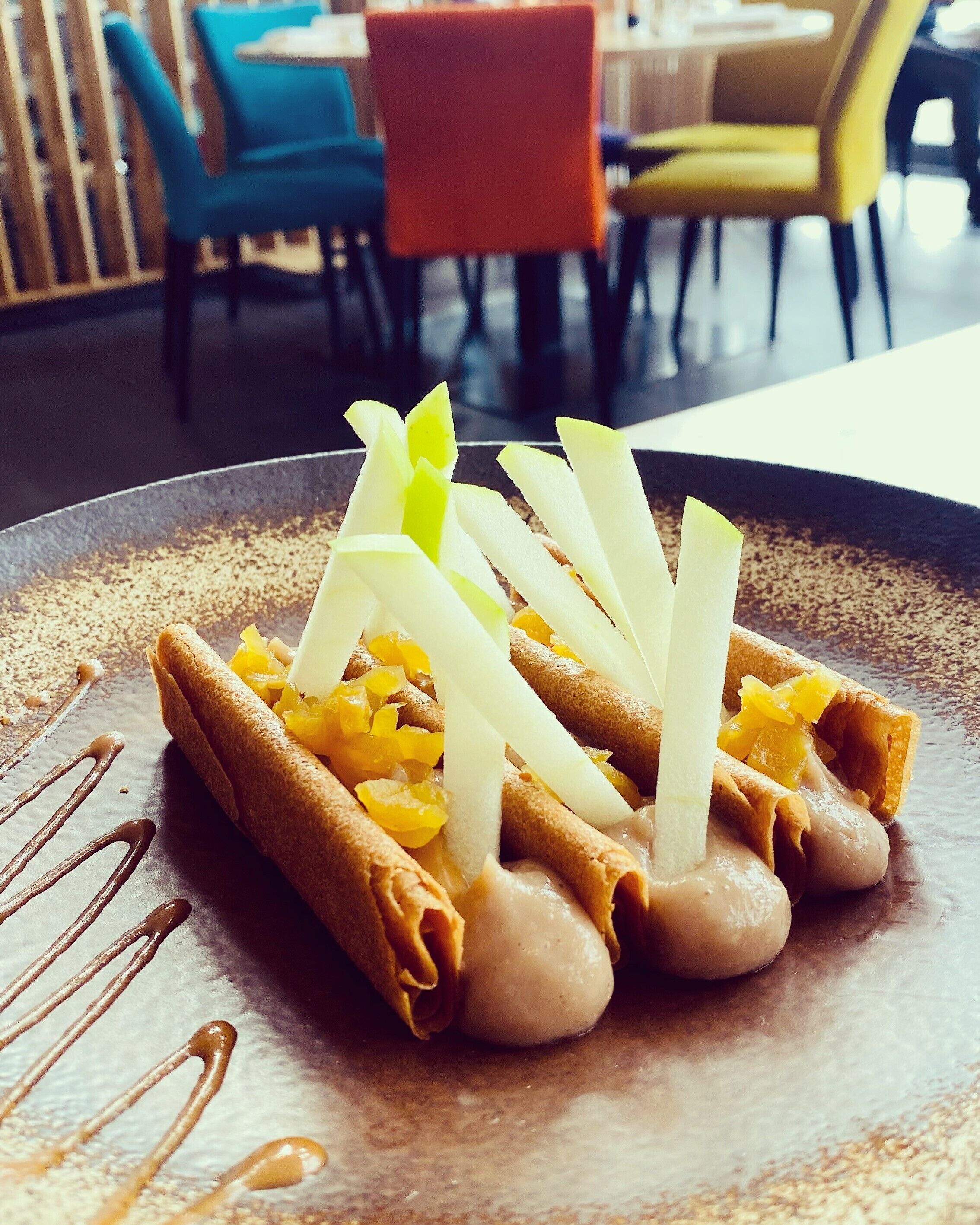 Un postre con un hilo de caramelo sobre un plato.