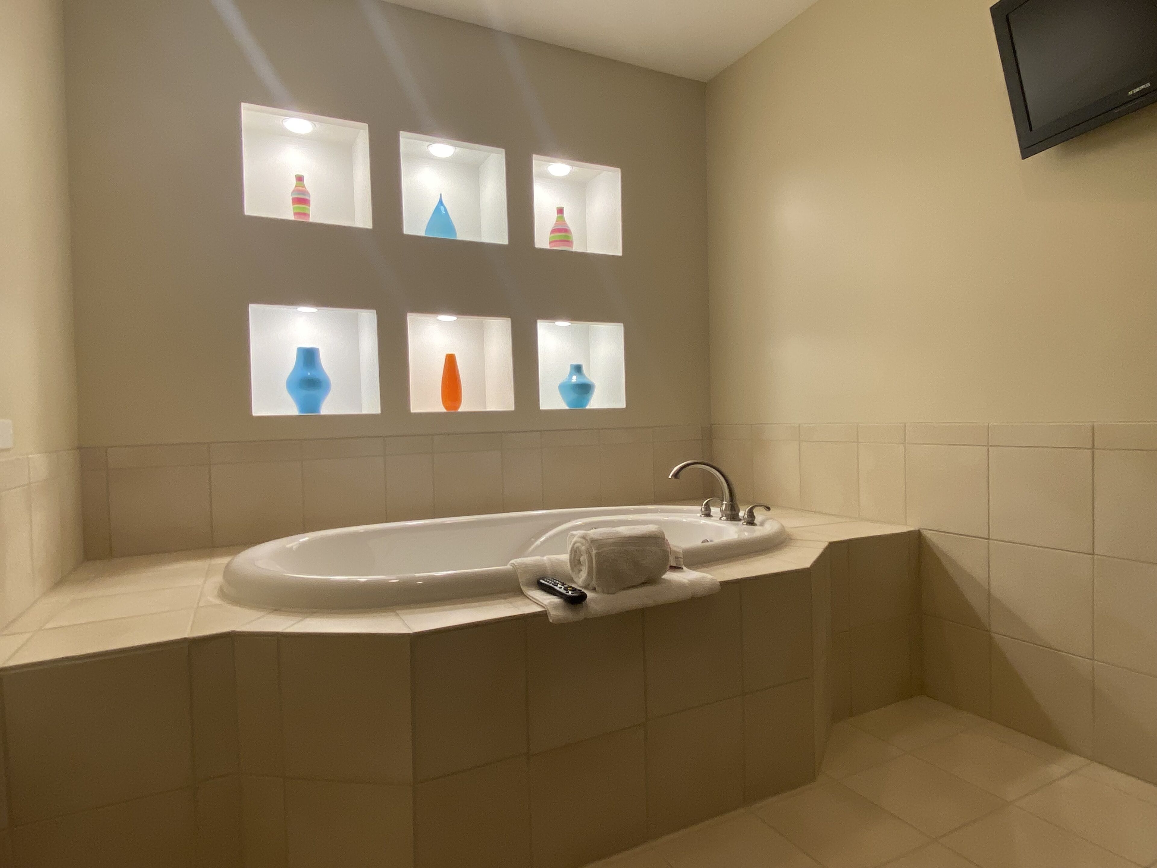 ルーム キングベッド 1 台 ジェットバス | バスルーム | バスアメニティ (無料)、ヘアドライヤー、タオル、石鹸