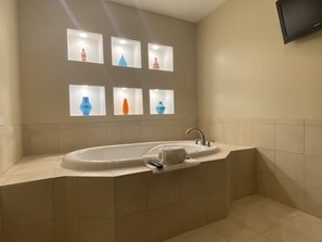 Huone, 1 suuri parisänky, poreamme | Kylpyhuone | Ilmaiset hygieniatuotteet, hiustenkuivaaja, pyyhkeet, saippua