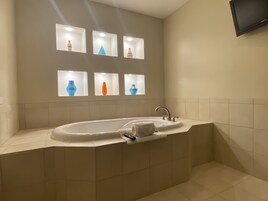 Quarto, 1 cama King, banheira de hidromassagem | Banheiro | Produtos de toalete grátis, secador de cabelo, toalhas de banho