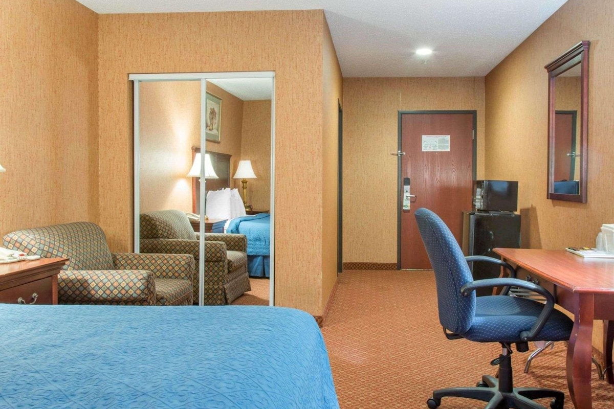 Iron/ironing board, WiFi (free), bed sheets