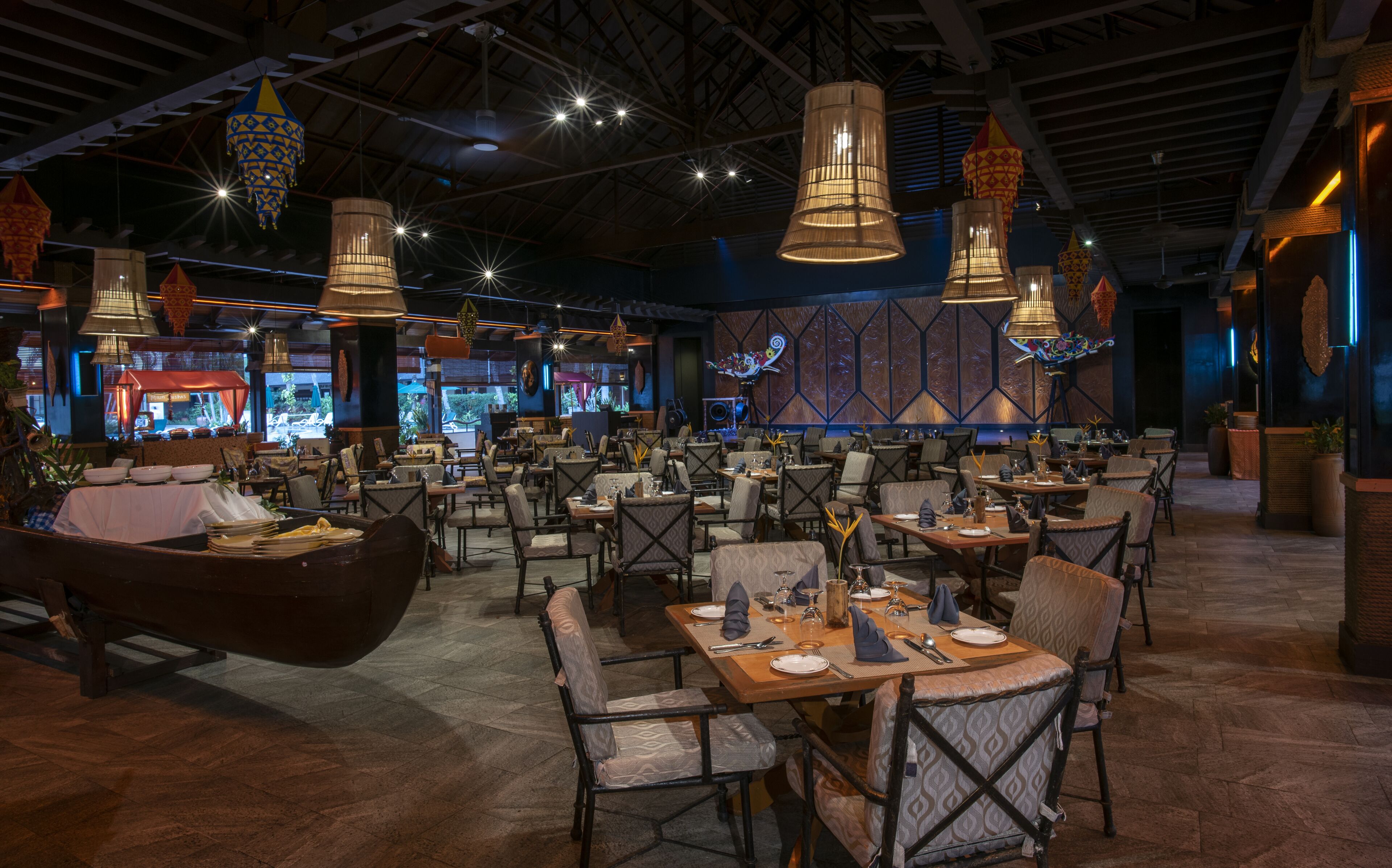 6 restaurants; breakfast, lunch and dinner served 