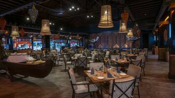 6 restaurants; breakfast, lunch and dinner served