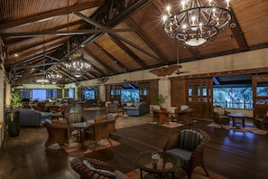 2 bares o lounges, bar junto a la alberca, bar en la playa