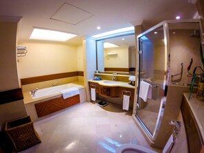 Suite ejecutiva (Borneo Executive Suite) | Baño | Bañera y ducha independientes y artículos de higiene personal gratuitos