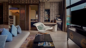 Una sala de estar moderna con un sofá, una mesa de centro y una televisión.