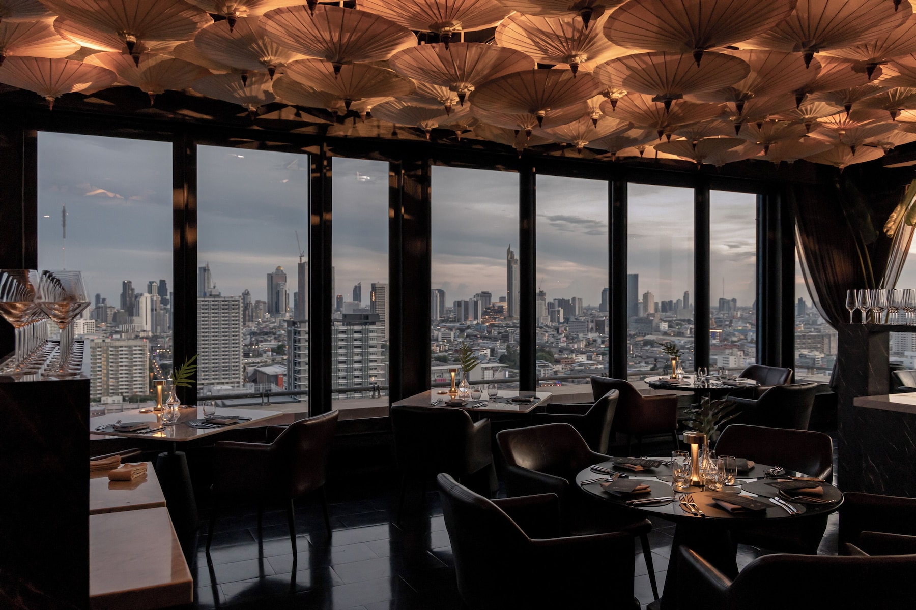 2 restaurants; breakfast, lunch, dinner and brunch served 