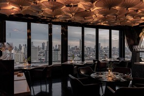 2 间餐厅，供应早餐、午餐和晚餐，意大利菜