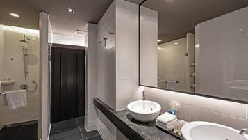 Deluxe Triple 3 Singles | Banheiro | Produtos de toalete grátis, secador de cabelo, roupões de banho