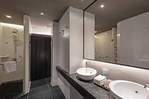 Deluxe Triple 3 Singles | Baño | Amenidades de baño gratuitas, secadora de cabello, batas, pantuflas 