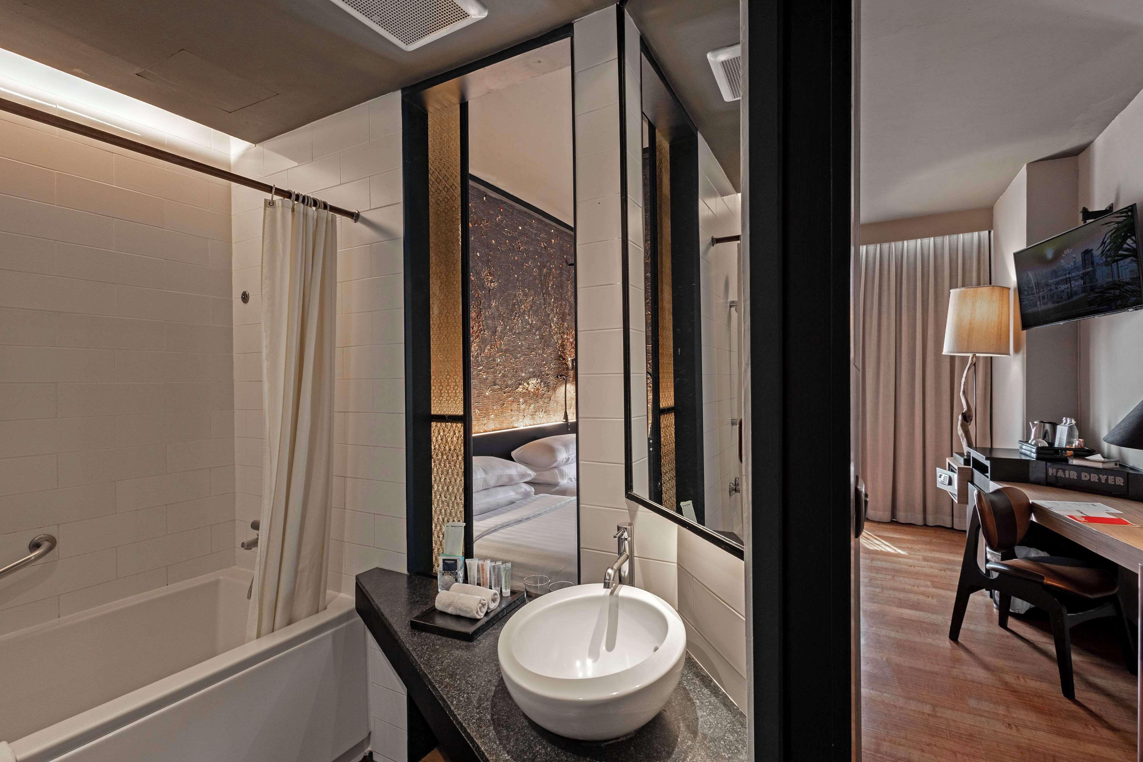 deluxe 2 singles | 1 bedroom, in-room safe, individually decorated, individually furnished