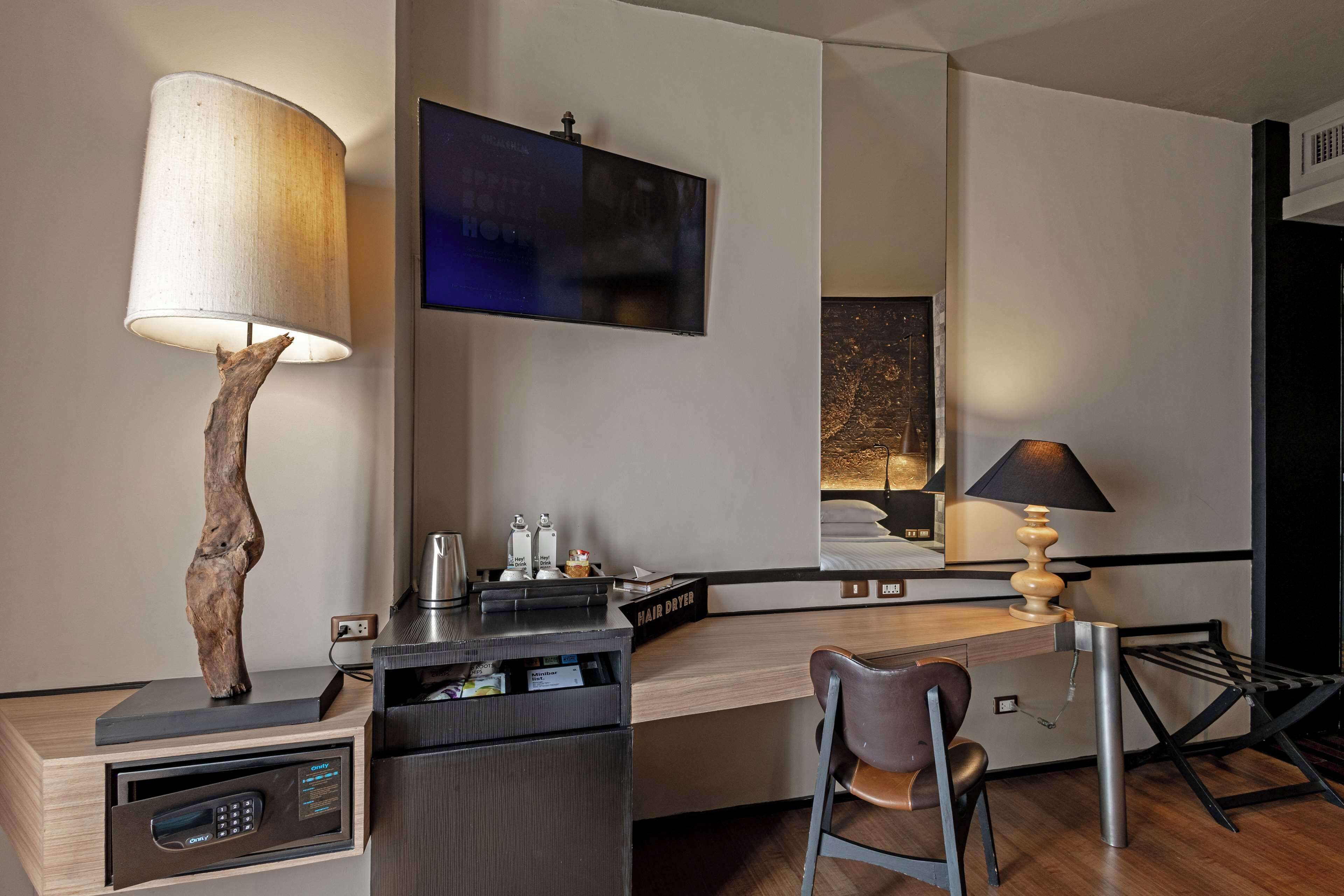 deluxe 2 singles | 1 bedroom, in-room safe, individually decorated, individually furnished