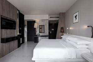 Deluxe Corner 1 King | 客房内保险箱、特色装修、特色家居、办公桌