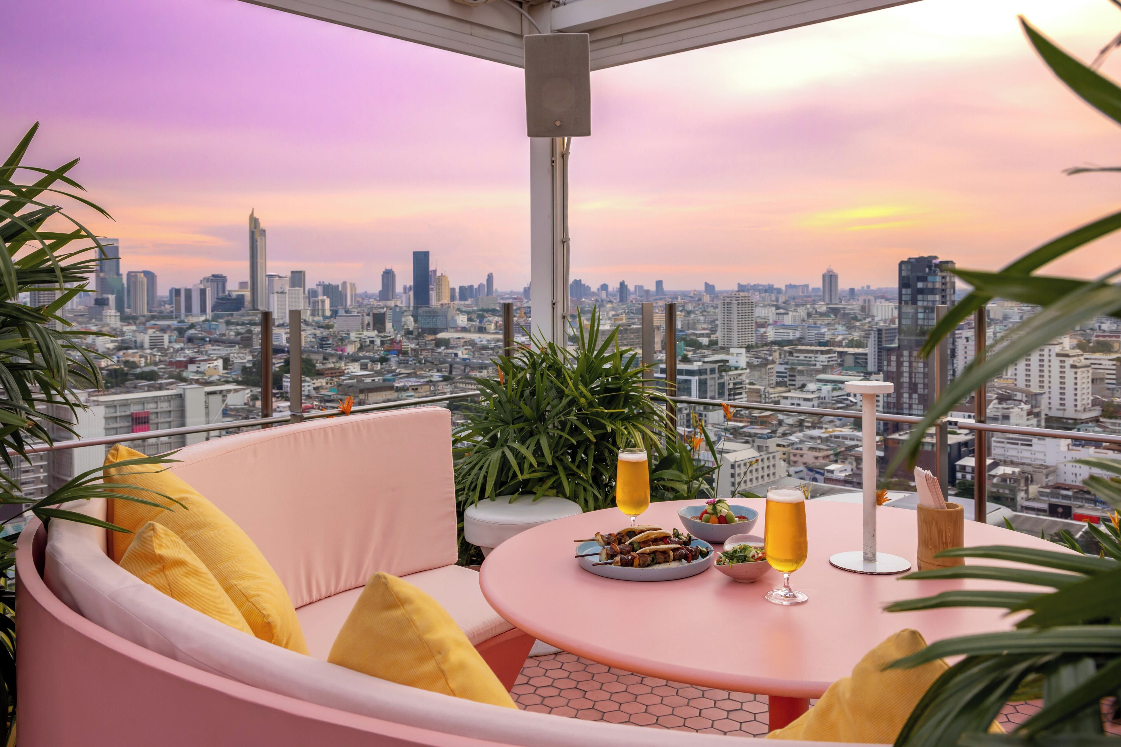 2 restaurants, breakfast, lunch, dinner served; Italian cuisine 