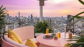 2 restaurants, breakfast, lunch, dinner served; Italian cuisine