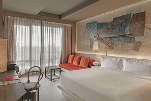 Deluxe Premium 1 King | In-room safe, individually decorated, individually furnished, desk