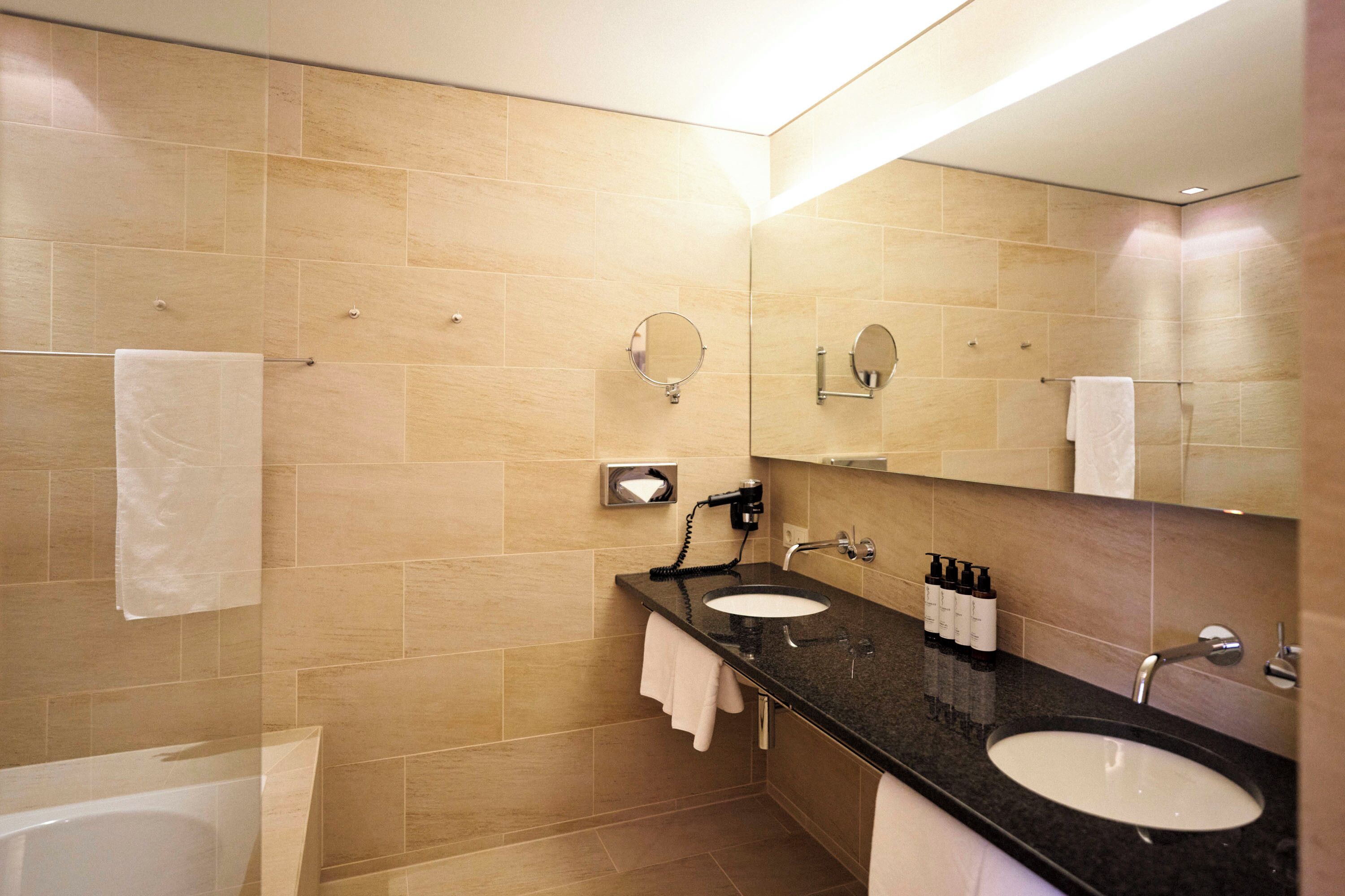 comfort suite, 2 bedrooms | bathroom | shower, free toiletries, hair dryer, bathrobes