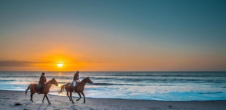 Una playa cerca, arena blanca