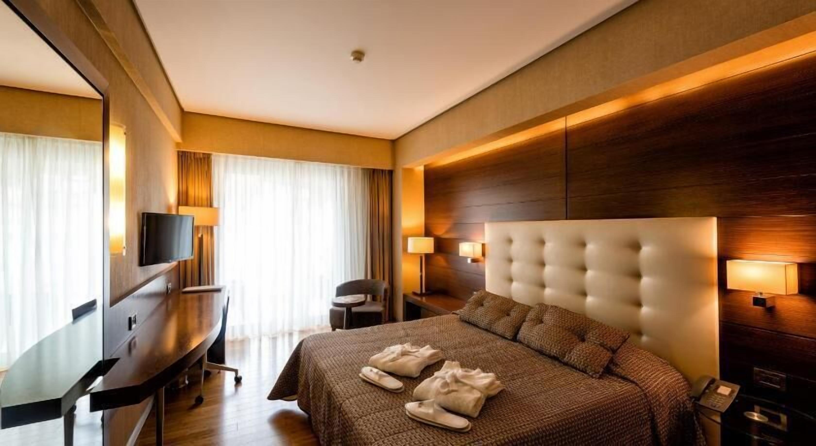 Minibar, caja de seguridad en la habitación y escritorio 