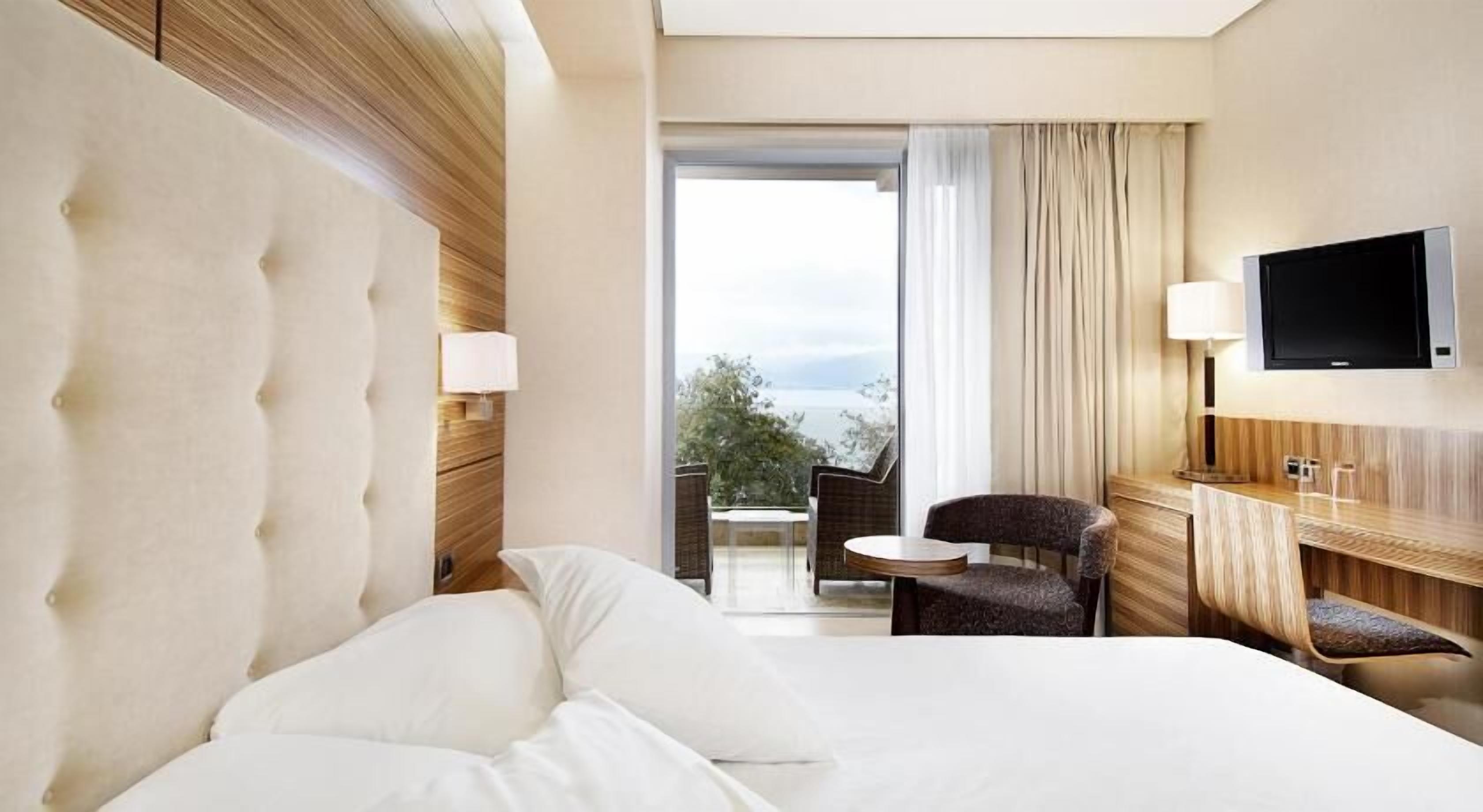 Minibar, caja de seguridad en la habitación y escritorio 