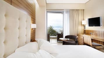 Minibar, caja de seguridad en la habitación y escritorio