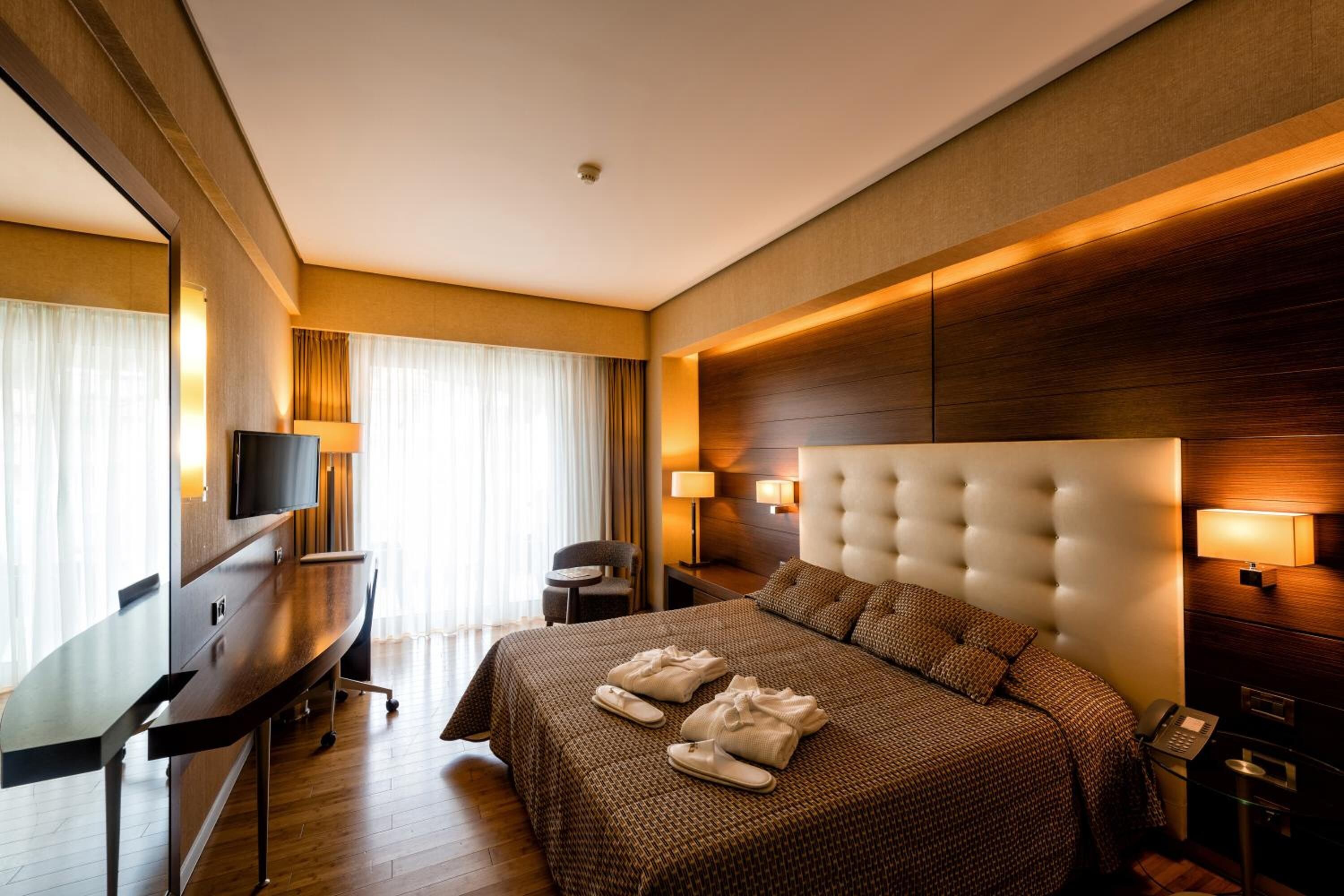 standard double room | 1 bedroom, minibar, in-room safe, desk