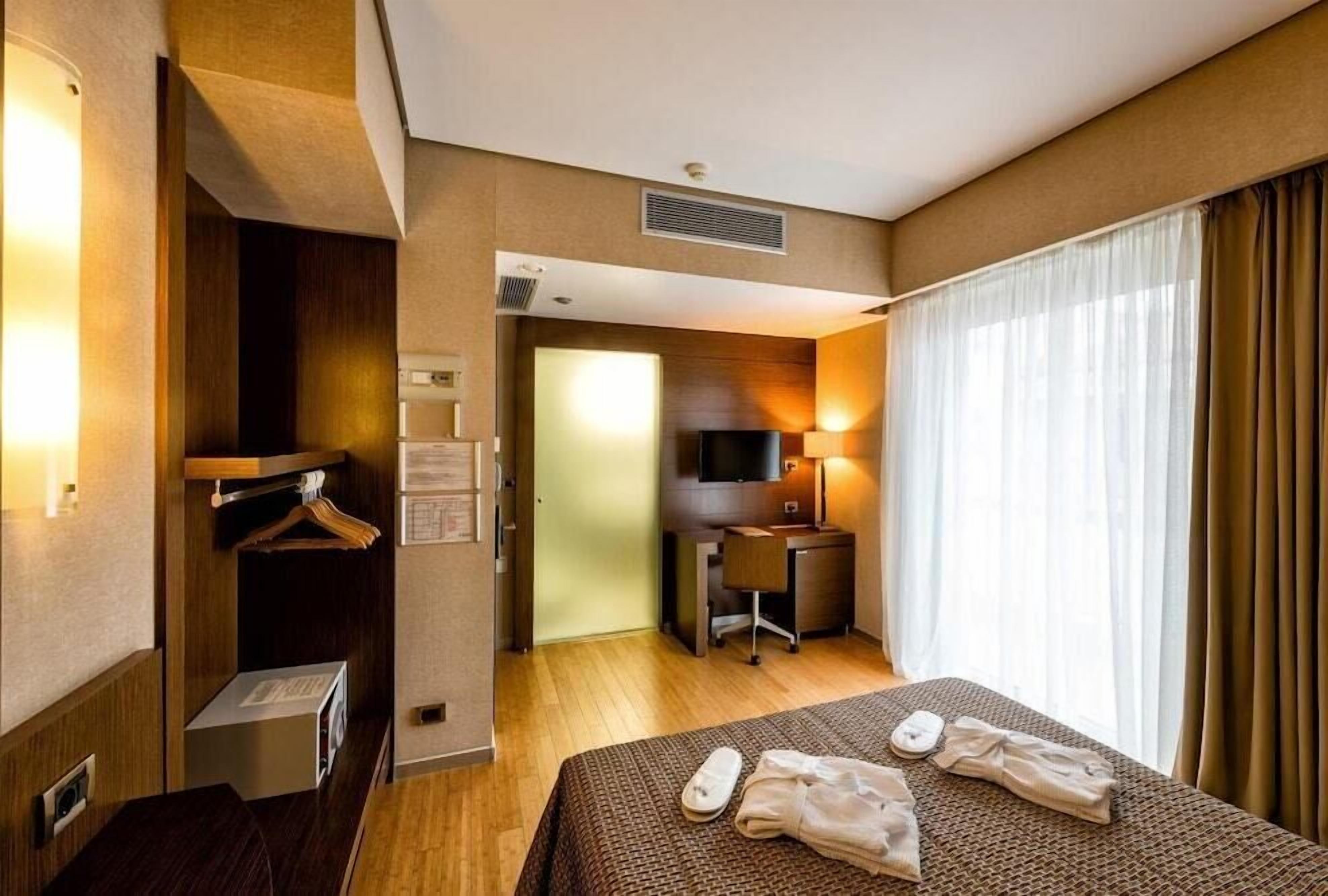 Minibar, caja de seguridad en la habitación y escritorio 