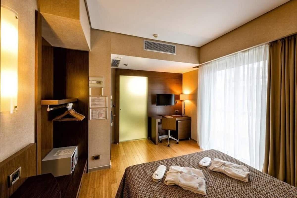 Minibar, caja de seguridad en la habitación y escritorio