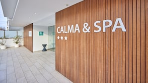A reception area with a wooden wall and a sign reading "CALMA & SPA". - Hotel Ilusion Calma & Spa (Palma de Mallorca)