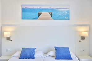 Escritorio, wifi gratis, ropa de cama
