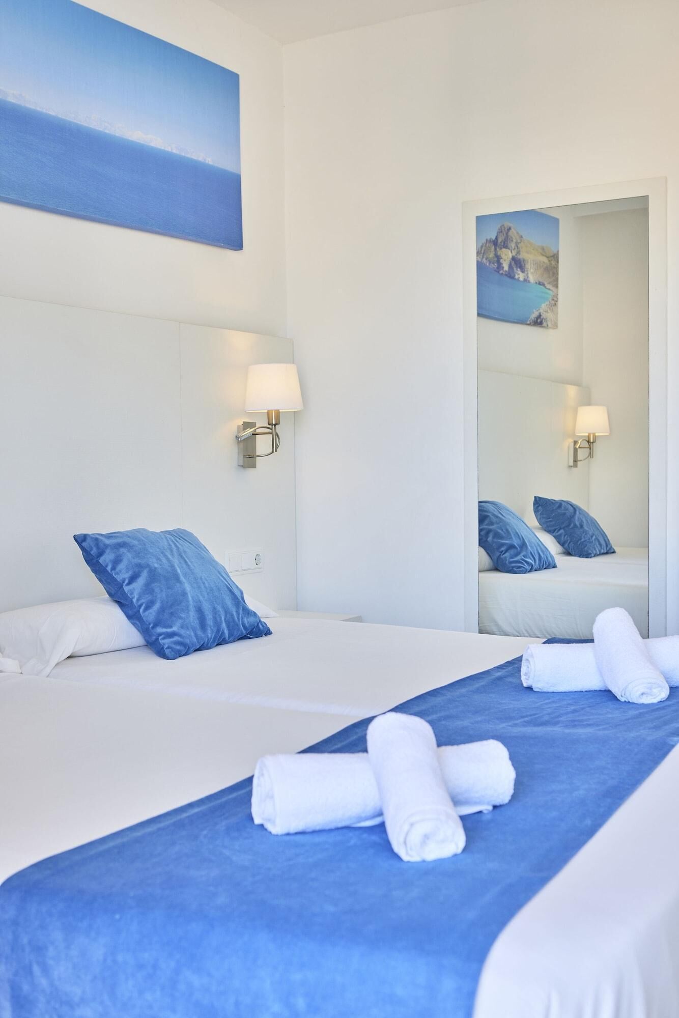 Escritorio, wifi gratis, ropa de cama