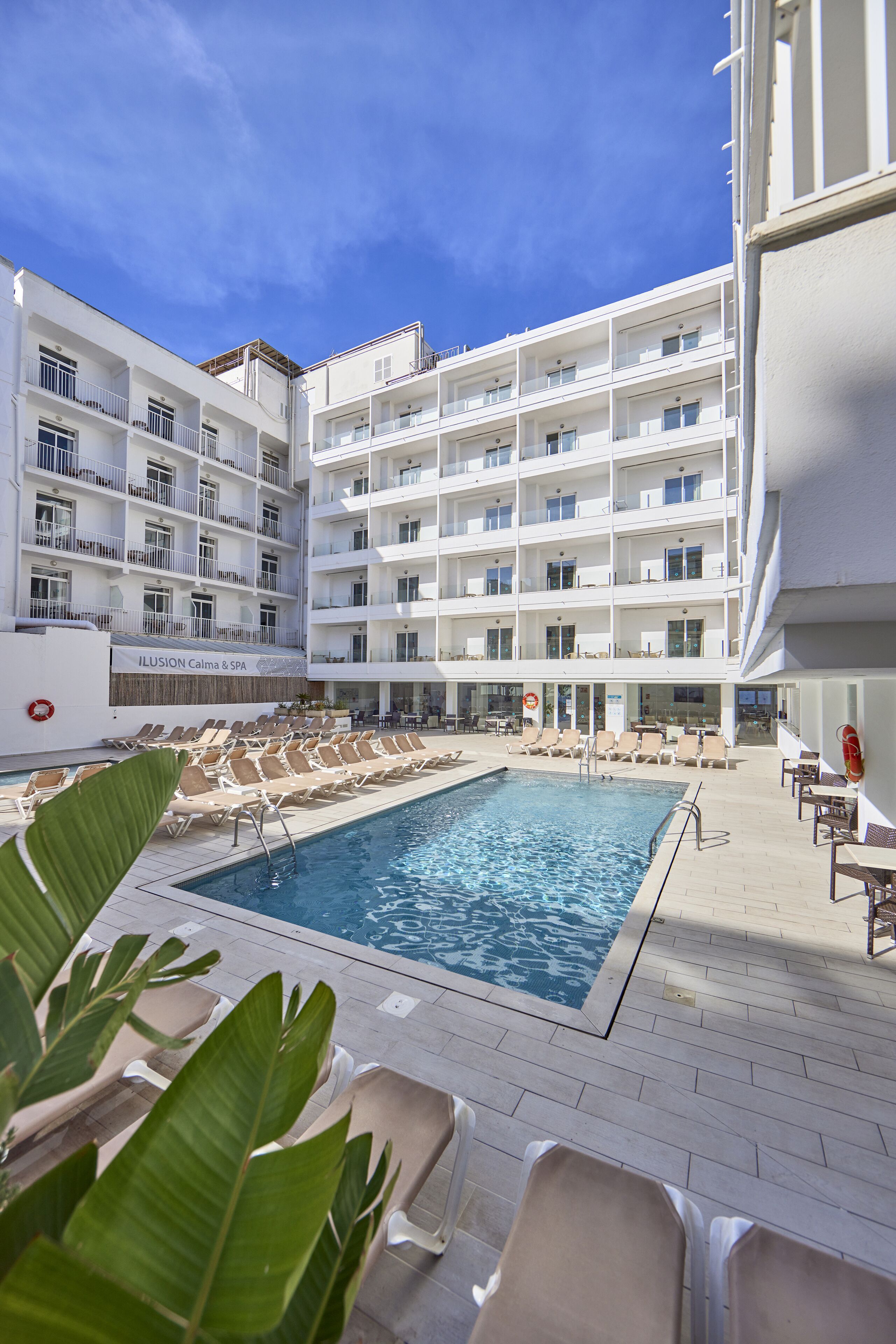 Een binnenzwembad, een buitenzwembad en ligstoelen