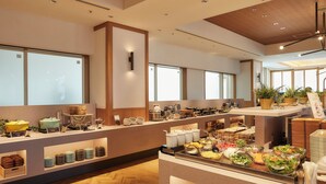 Een buffetgedeelte met diverse gerechten en voedingsmiddelen gepresenteerd op toonbanken.