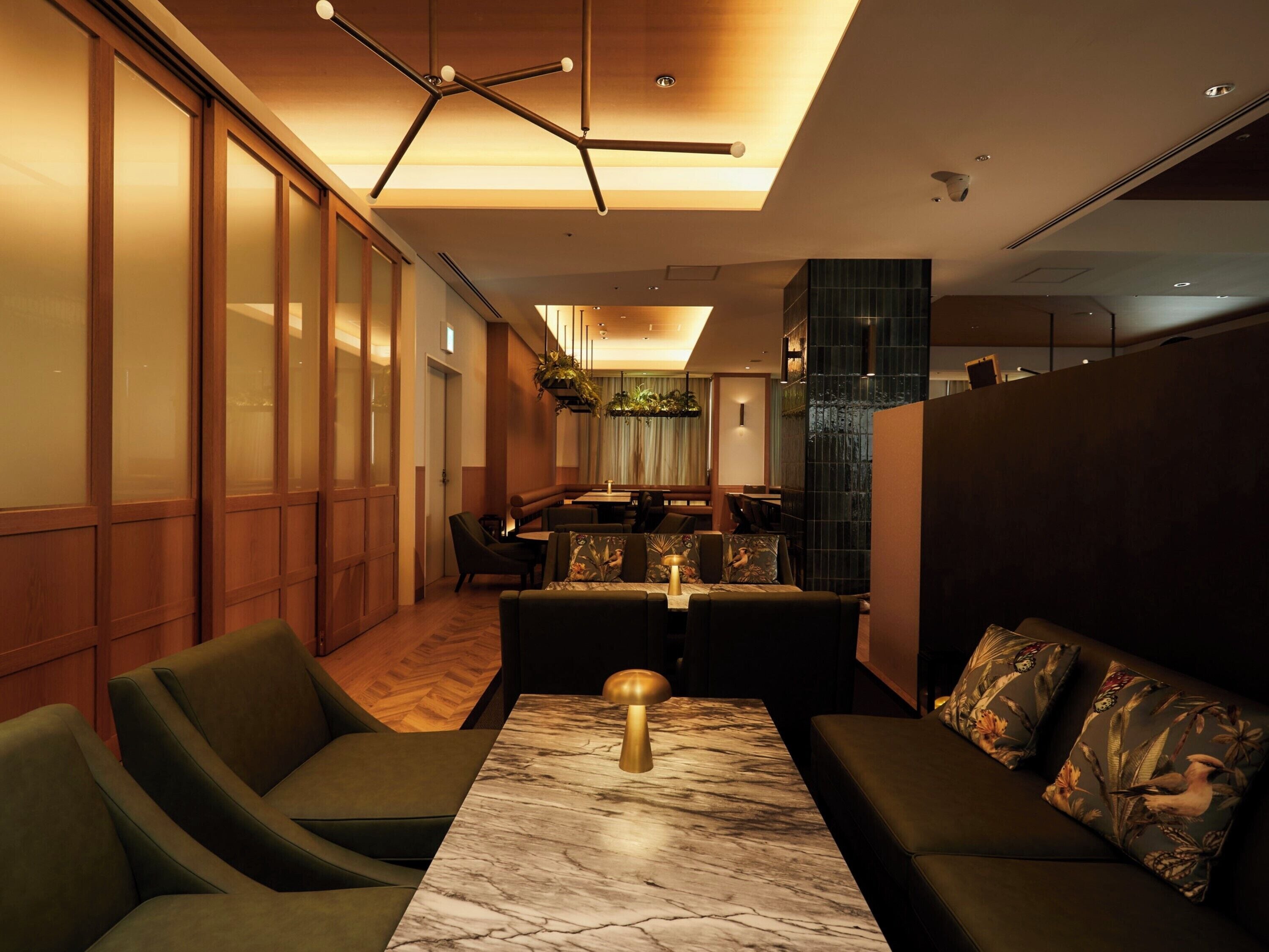 breakfast and lunch served, international cuisine