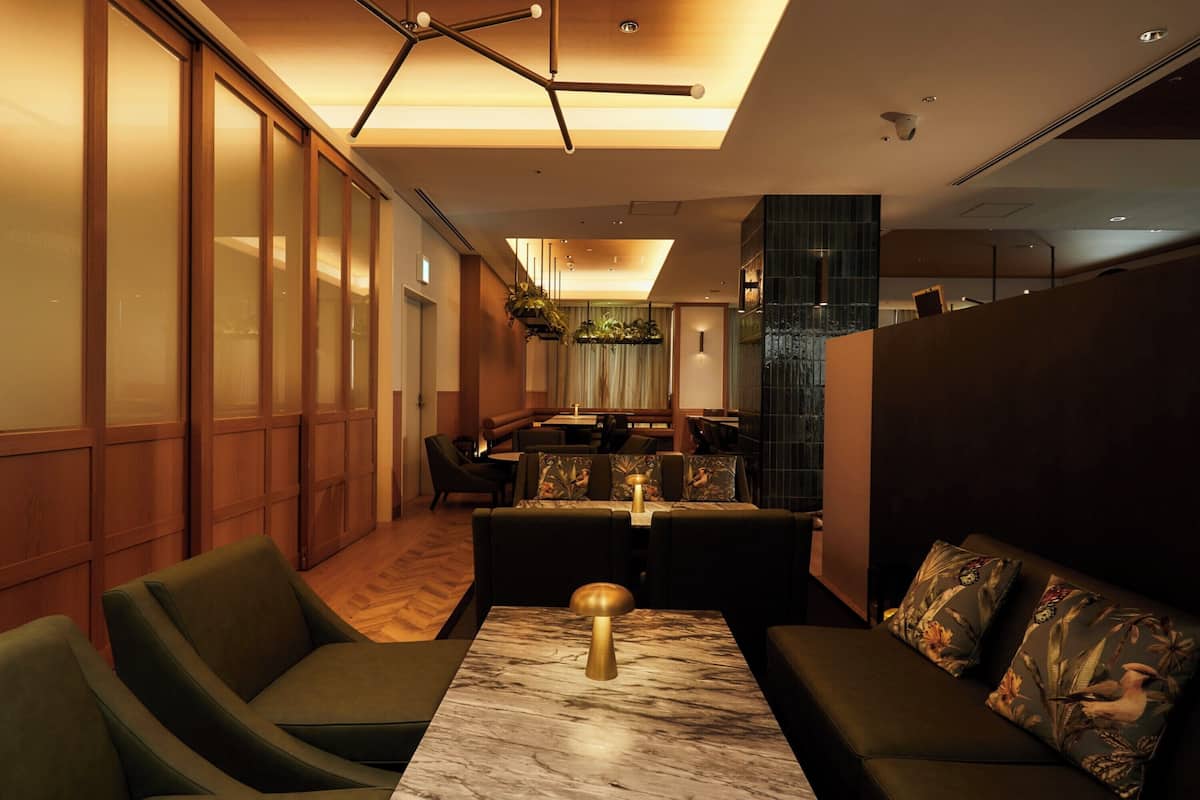 breakfast and lunch served, international cuisine