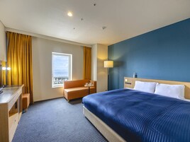 Corner Double room, Non-Smoking | In-room safe, desk, soundproofing, iron/ironing board